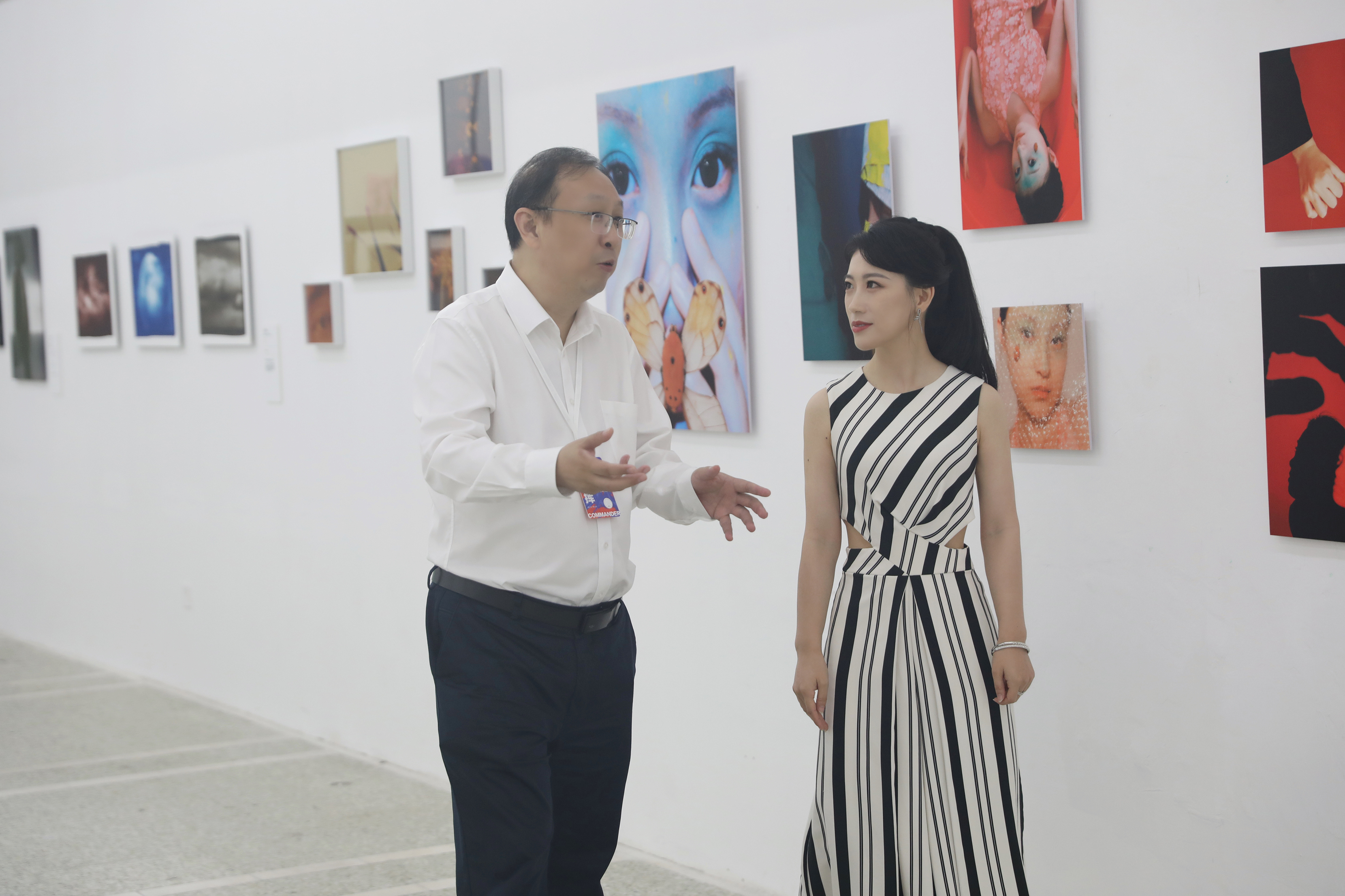 顾伟达与主持人齐韫在外景录制