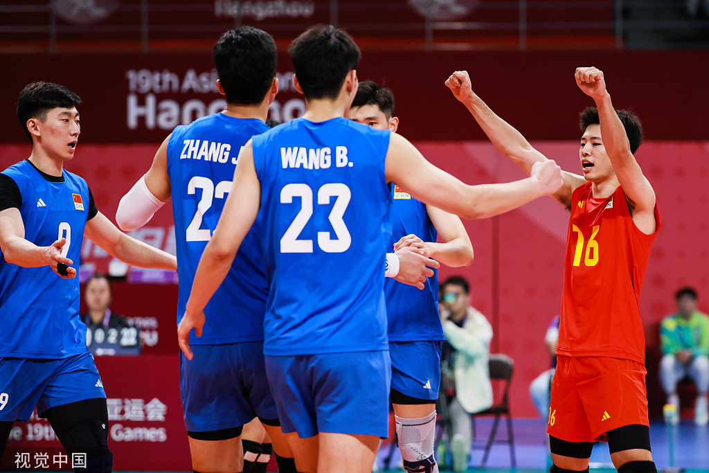 本场中国男排的首发是——江川、俞元泰、李咏臻、彭世坤、张景胤、于垚辰、曲宗帅。