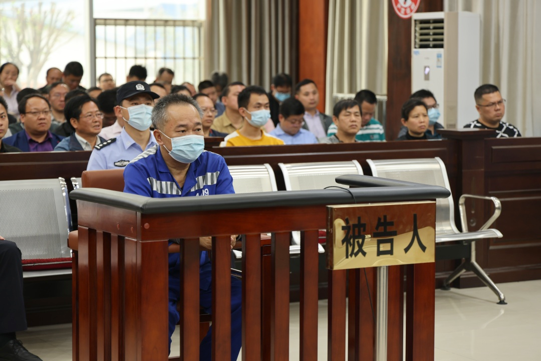 ▲被告人黄景峰在法庭上受审