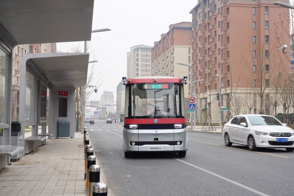智能網聯巴士901線測試車在河北雄安新區容東片區道路上行駛（2023年3月20日攝）。新華社記者 牟宇 攝