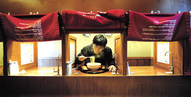 ·一位顾客在首尔新村的日本拉面连锁店 Ichi Men 独自用餐