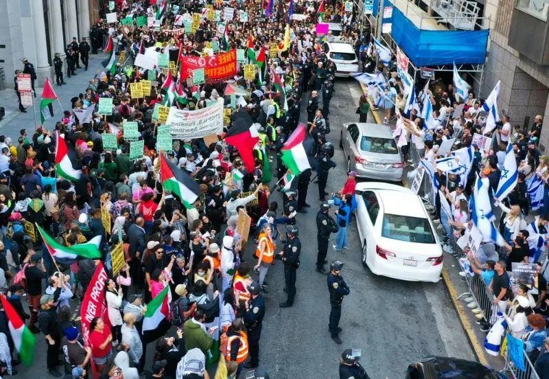 ◆10月8日，巴勒斯坦与以色列的支持者在美国旧金山以色列总领馆外对峙抗议。