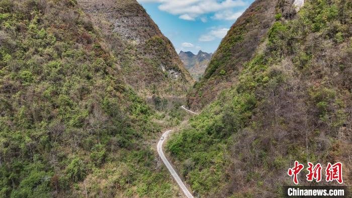 图为覃晓回家的山路。 邢星 摄