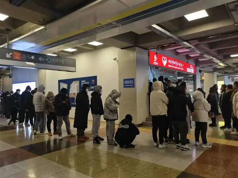 西直门献血站前排队的人群。中青报·中青网记者焦晶娴/摄