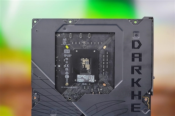 支持14代酷睿!ROG MAXIMUS Z790 DARK HERO主板图赏