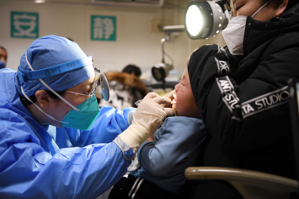 “啊啊啊……”急诊室内,一位鱼刺卡喉的小朋友哭闹不止,在医生和家人的安抚下,他紧张地坐在椅子上,张开嘴巴,而医生只用了不到一分钟,就将卡在孩子喉咙里的鱼刺顺利取出。