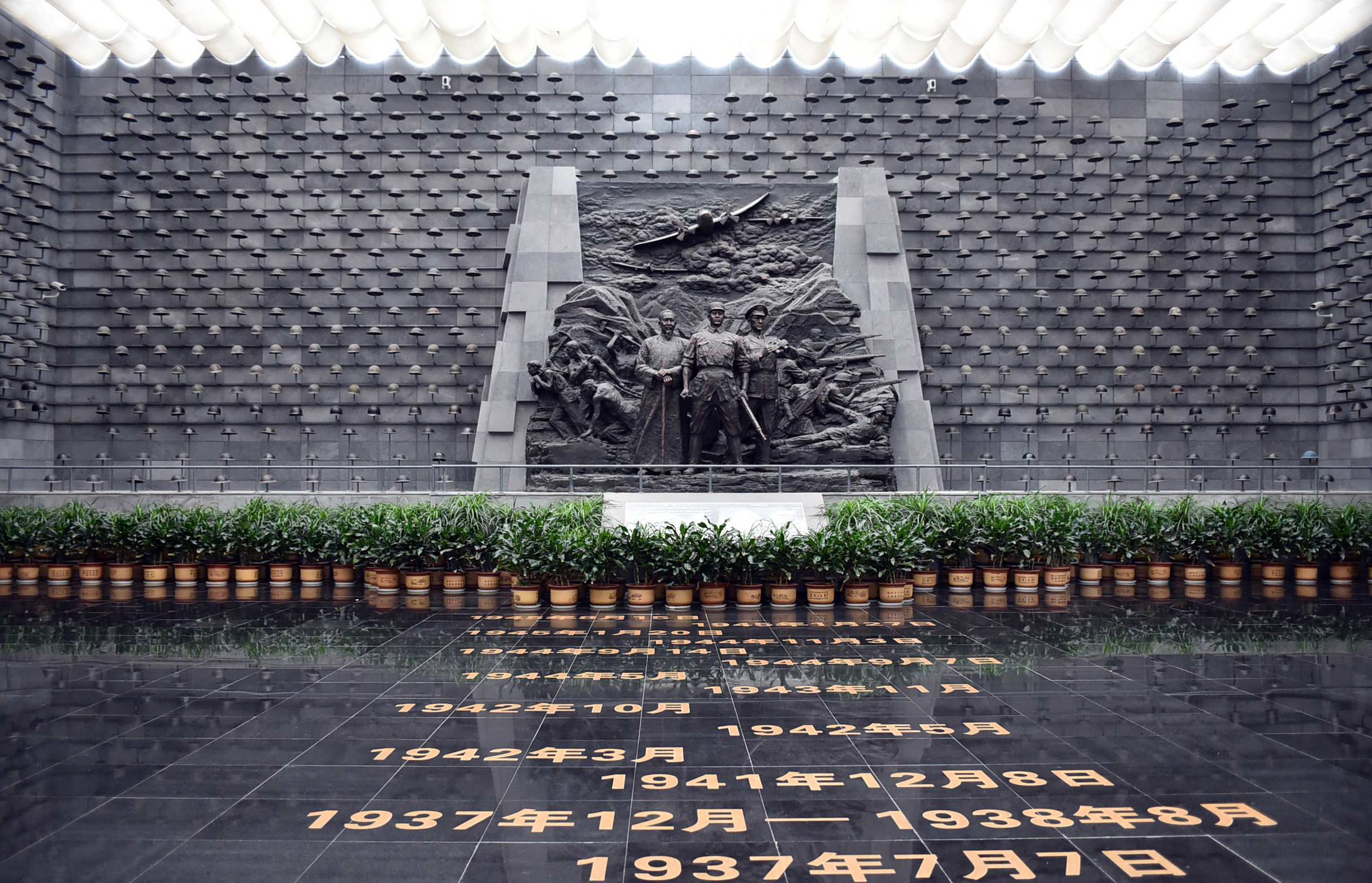 图为腾冲市滇西抗战纪念馆序厅内的“钢盔矩阵纪念墙”。新华社记者 陈海宁 摄