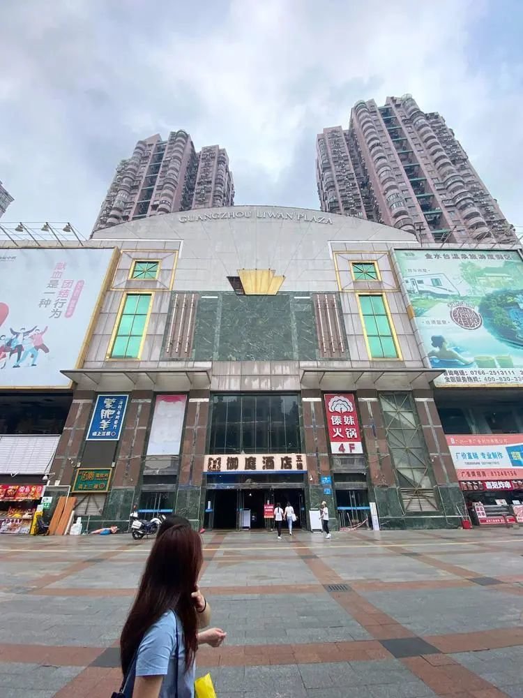 荔湾广场南塔下九路正门,原挂有的四个大字“荔湾广场”已不见踪影