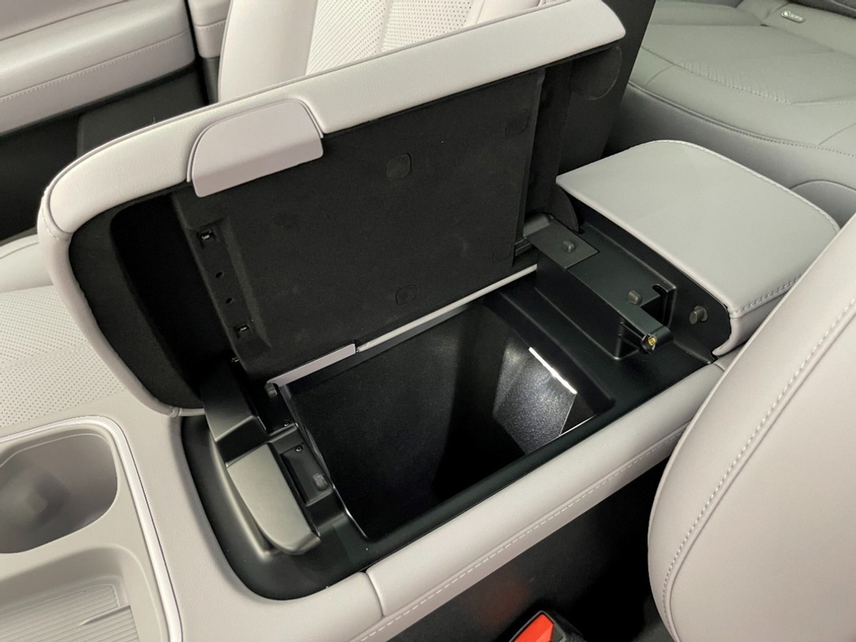 ES6+2万元=轿跑SUV画风+电动尾翼,加速还更快,蔚来EC6到店实拍