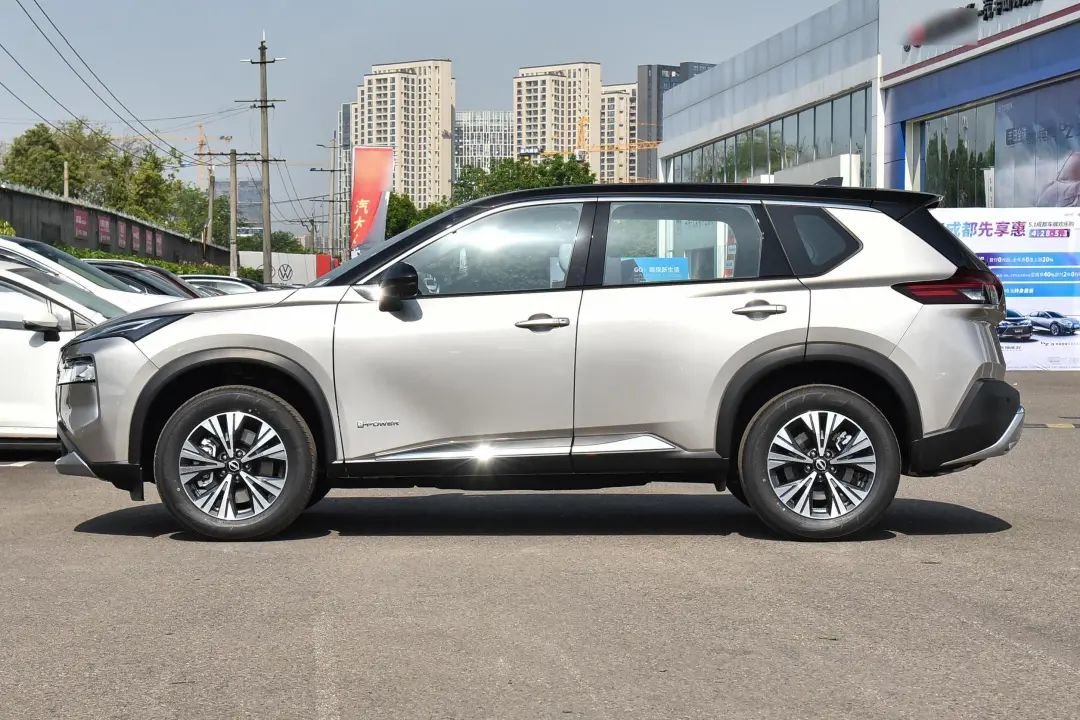 配可变压缩比引擎,爆发204匹马力,轴距2706mm,奇骏是suv标杆?