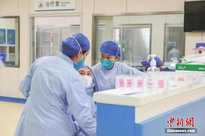 资料图：图为几位护士在交流病人病情。(图文无关) 刘力鑫 摄