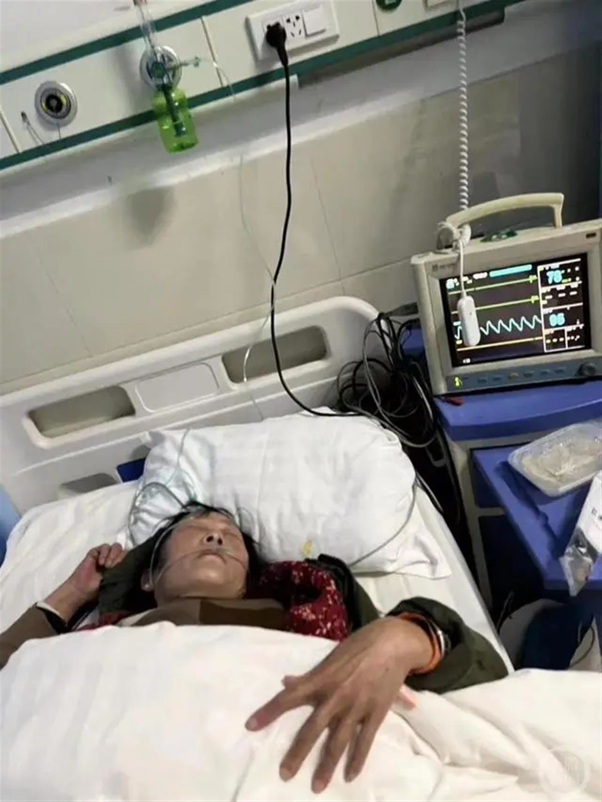 受伤的当事女子母亲(来源:上游新闻)