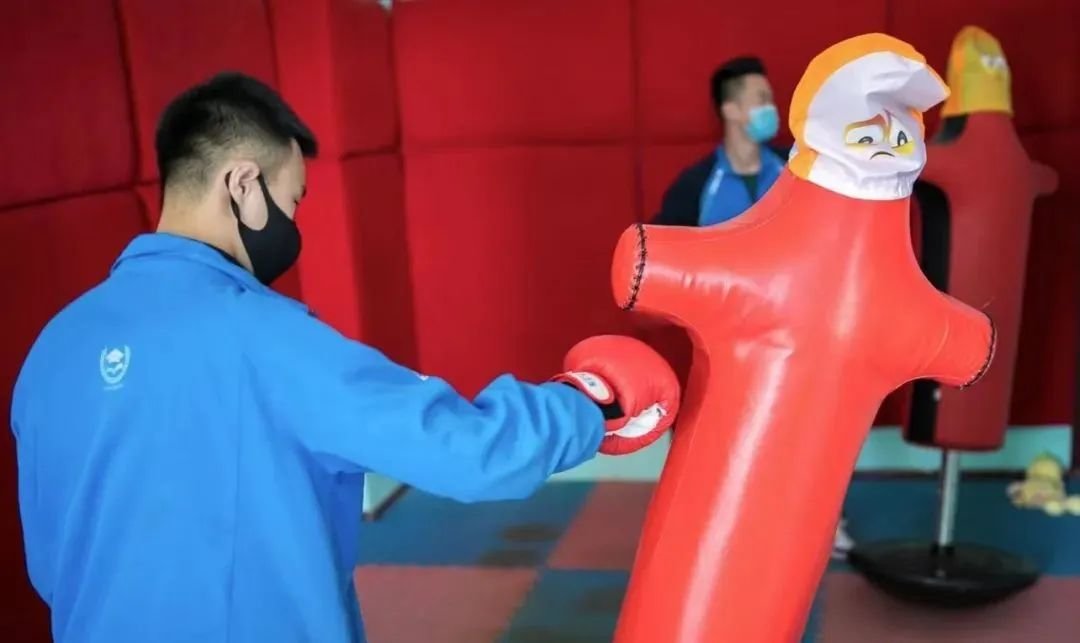 2020年4月9日,呼和浩特第26中学学生在情绪宣泄室击打“充气人偶”。视觉中国供图