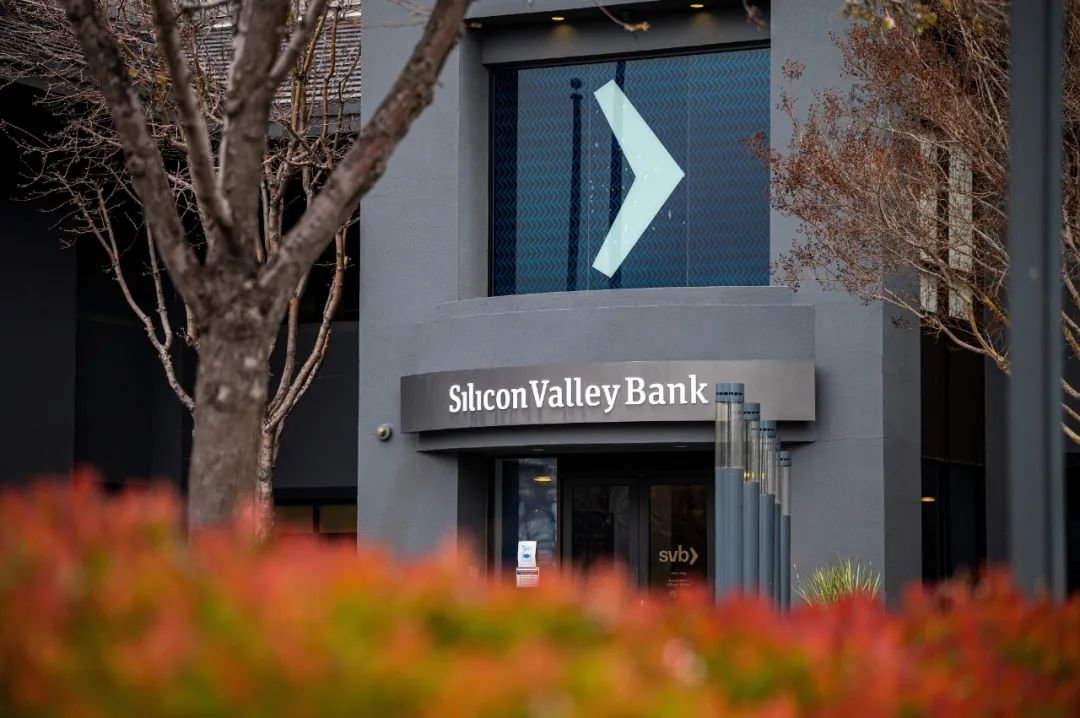▲美东时间3月10日，美国排名第十八的硅谷银行宣布破产，成为自2008年华盛顿互助银行倒闭案后美国史上第二大银行破产事件。