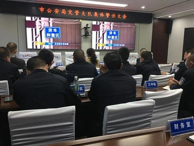 ↑西昌市纪委监委派驻市委政法委纪检监察组组织交管大队干警观看警示教育片 曹静 摄