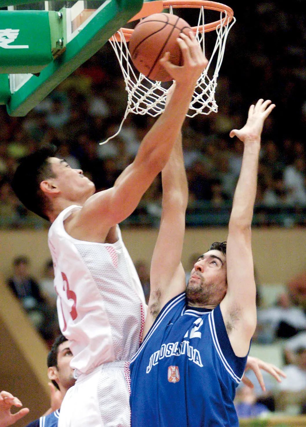 2001年大运会决赛，中国大学生男篮负于南斯拉夫大学生队与金牌失之交臂。图/中新
