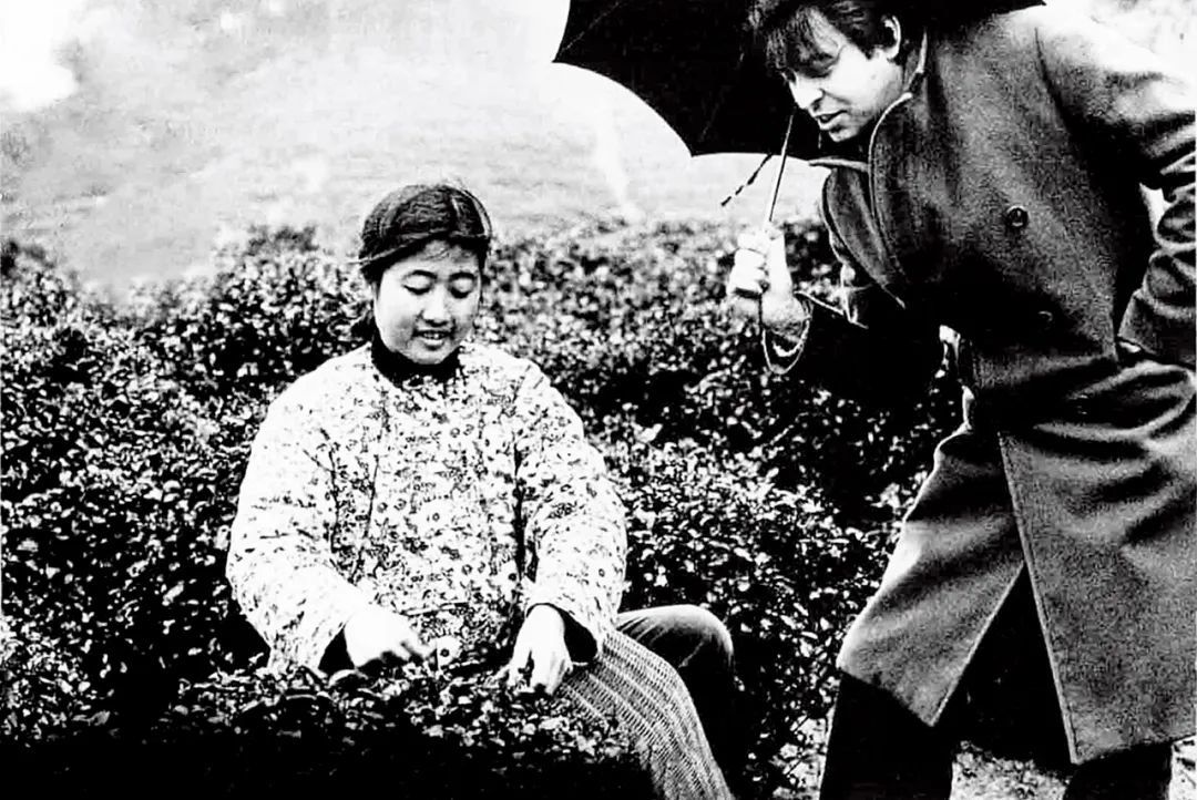 1977年早春，斯蒂芬·佩里随父亲杰克·佩里访华，和浙江杭州梅家坞村的采茶姑娘朱秀凤合影。此照片被用于伦敦出口公司60周年纪念册封面。