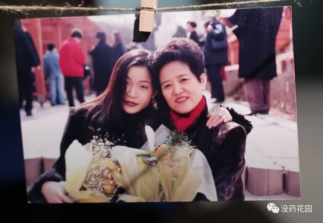 (李允熙和妈妈合影)