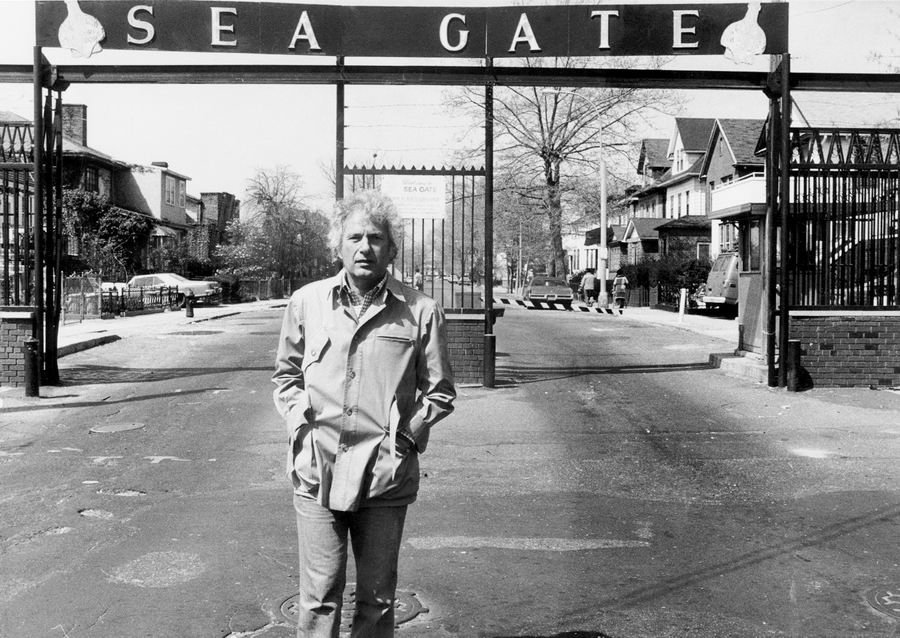 1979年，约瑟夫·海勒参观布鲁克林的Sea Gate。