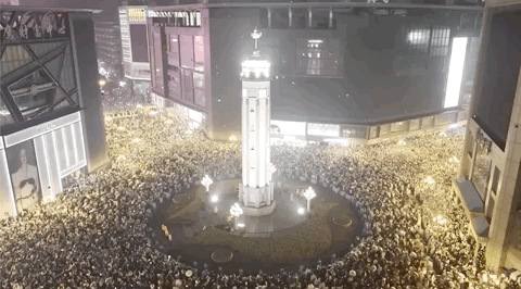 △重庆解放碑，市民放飞气球迎接新年到来。