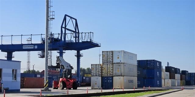 布列斯特北站正在进行换装作业。人民网记者 王震摄