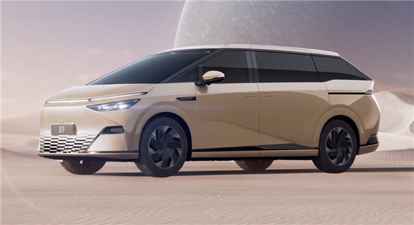 创始人称打造“年轻态MPV” 小鹏X9实车曝光:屁股设计重重叠叠