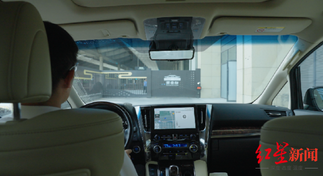 ↑企业宣传片中显示,接送旅客的私家车可驶上西安北站站台