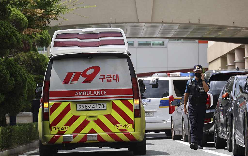 当地时间2023年8月4日，韩国大田市，一所高中发生持刀伤人事件，救护车在等待受伤人员。