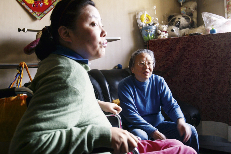 朱令与母亲朱亮新邪在家中（摄于2009年）