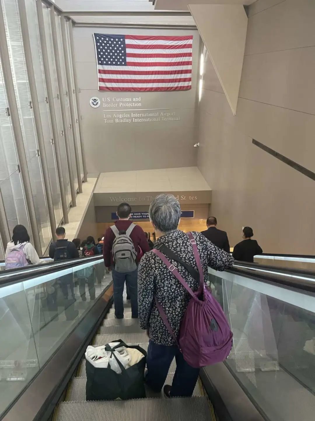 去美国时父母送我到机场,我和爸妈吃了顿饭,就开始泪奔了,我怕这又是一场没有时间限制的分别,分别时我们抱着不想分开,我妈一边哭一遍嘱咐我注意安全,一定要天天跟他们视频。现在说起那个画面,我都会哽咽。