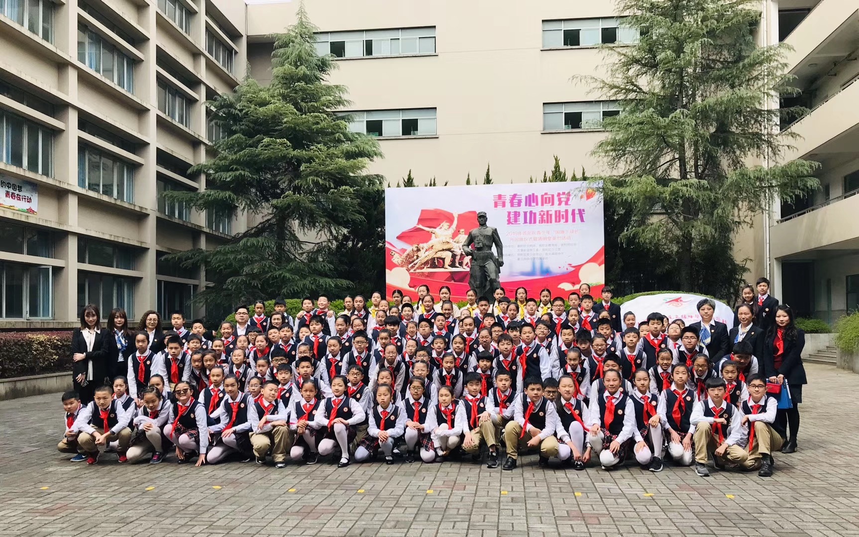 03图三-2019年普陀区青少年“国旗下成长”升旗仪式暨清明祭英烈活动.jpg