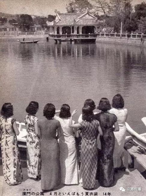 几名年轻女子着旗袍游厦门公园