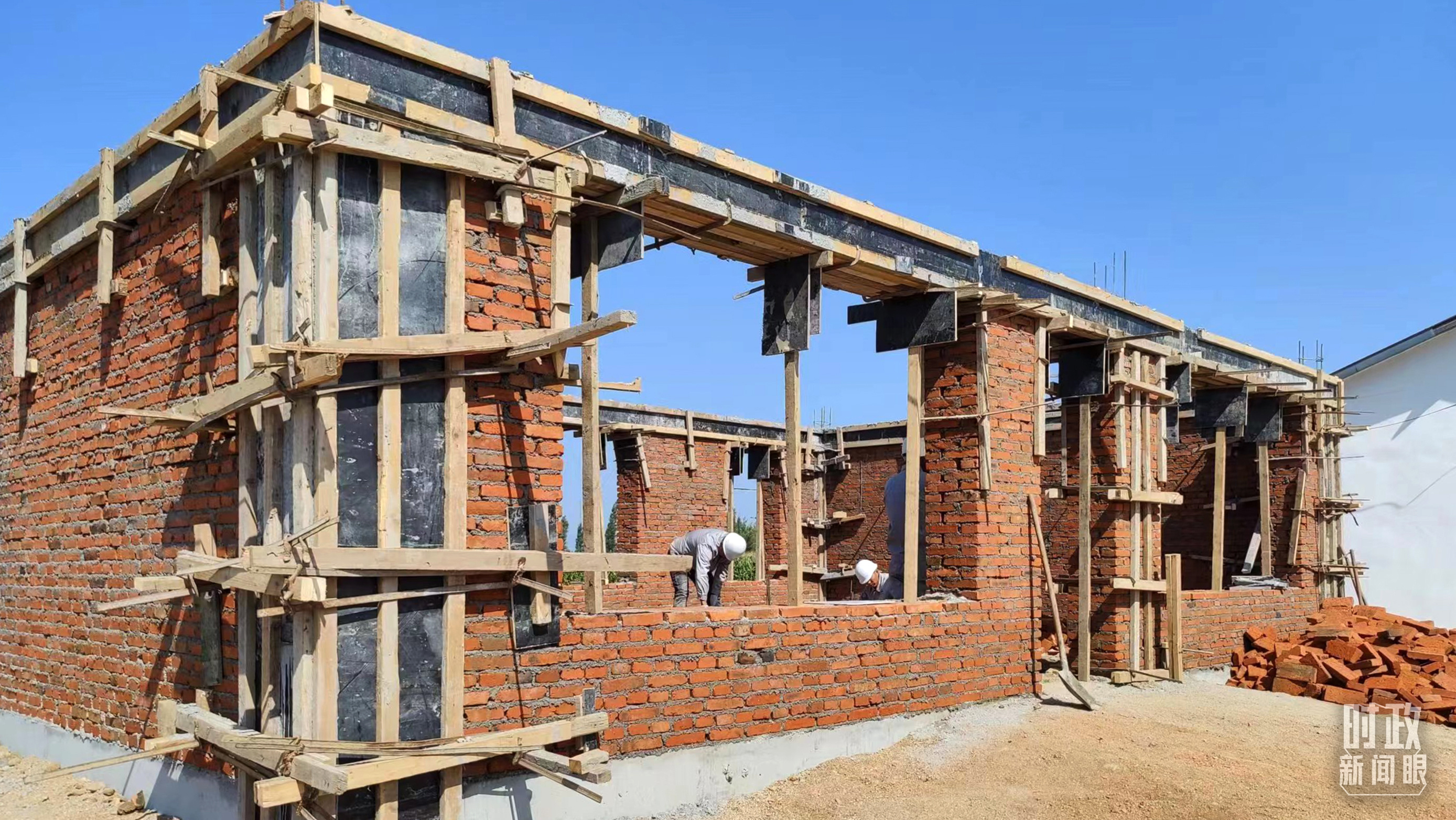 △龙王庙村正在全力展开房屋灾后重建工作。（总台央视记者薛冠南拍摄）
