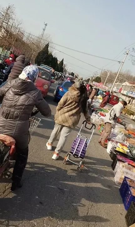 张园园老家县城里的大集