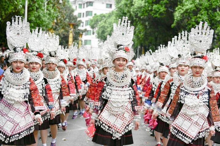 苗族姑娘们在参加贵州省台江县苗族姊妹节盛装巡游（2021年4月25日摄）。新华社记者 杨文斌 摄