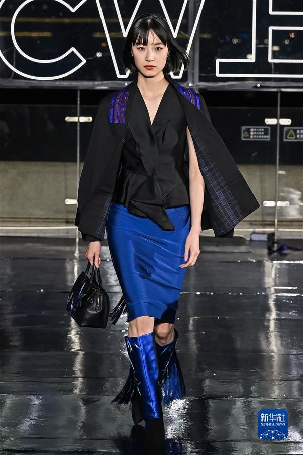 (经济)(7)第十二届上海高定周举行开幕秀