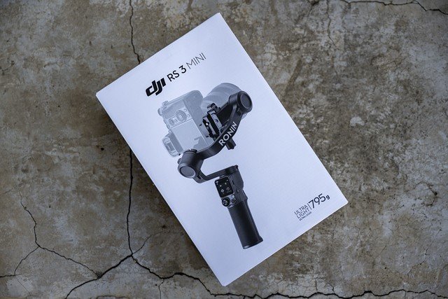 【有料评测】大疆RS 3 Mini评测:795克的专业级微单稳定器