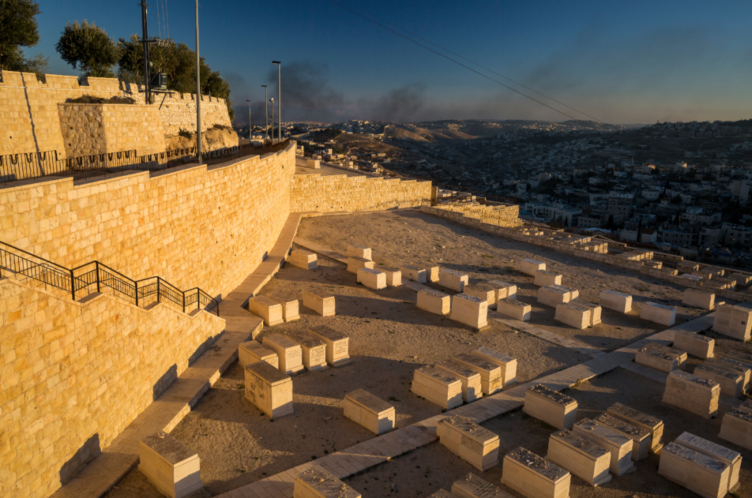 加沙地带耶路撒冷橄榄山犹太墓地的烟雾。摄影/Conchi Martinez，来源/图虫创意