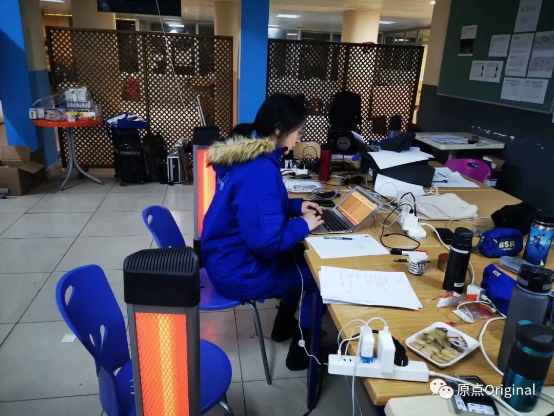 顾佳琰在指挥部工作。受访者供图