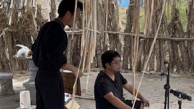 95后带货达人刘元杰做直播时情景 受访者供图