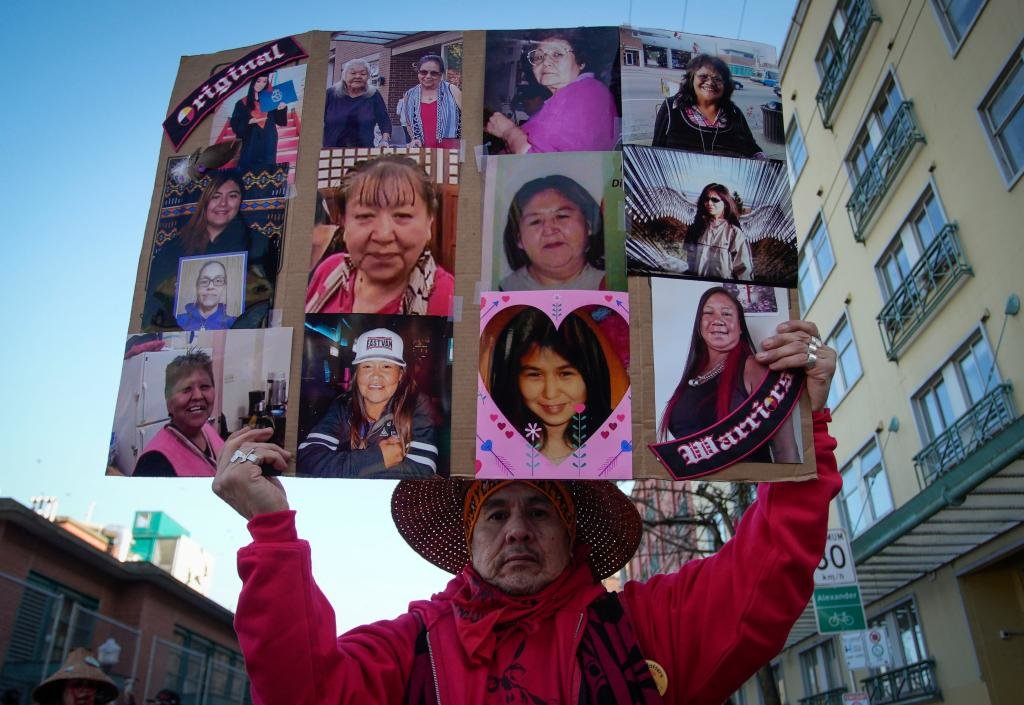 2月14日，在加拿大温哥华，一名男子参加纪念失踪和被害原住民妇女和女童的游行。新华社发梁森摄