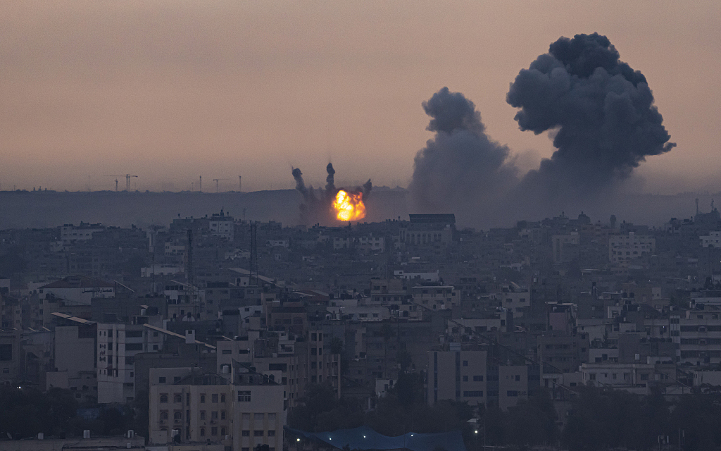 当地时间2023年10月9日，以色列空袭加沙地带后浓烟滚滚。
