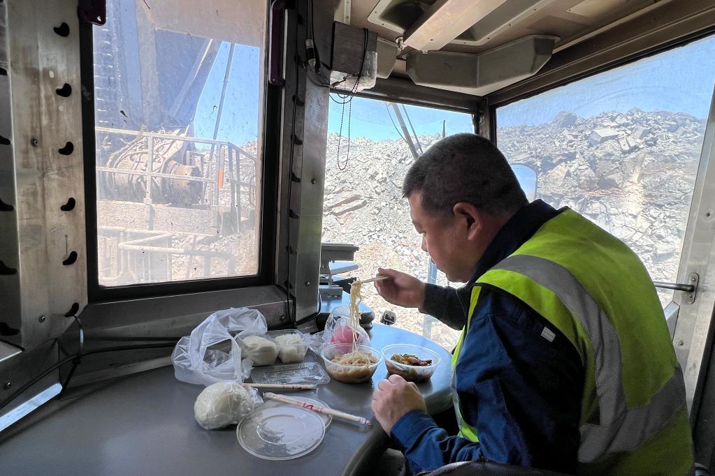 山西省朔州市中煤平朔集团东露天矿,电铲挖掘机驾驶室内,司机邢利平在