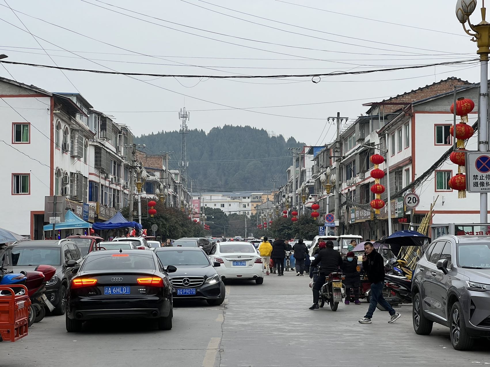 场镇上人车拥堵