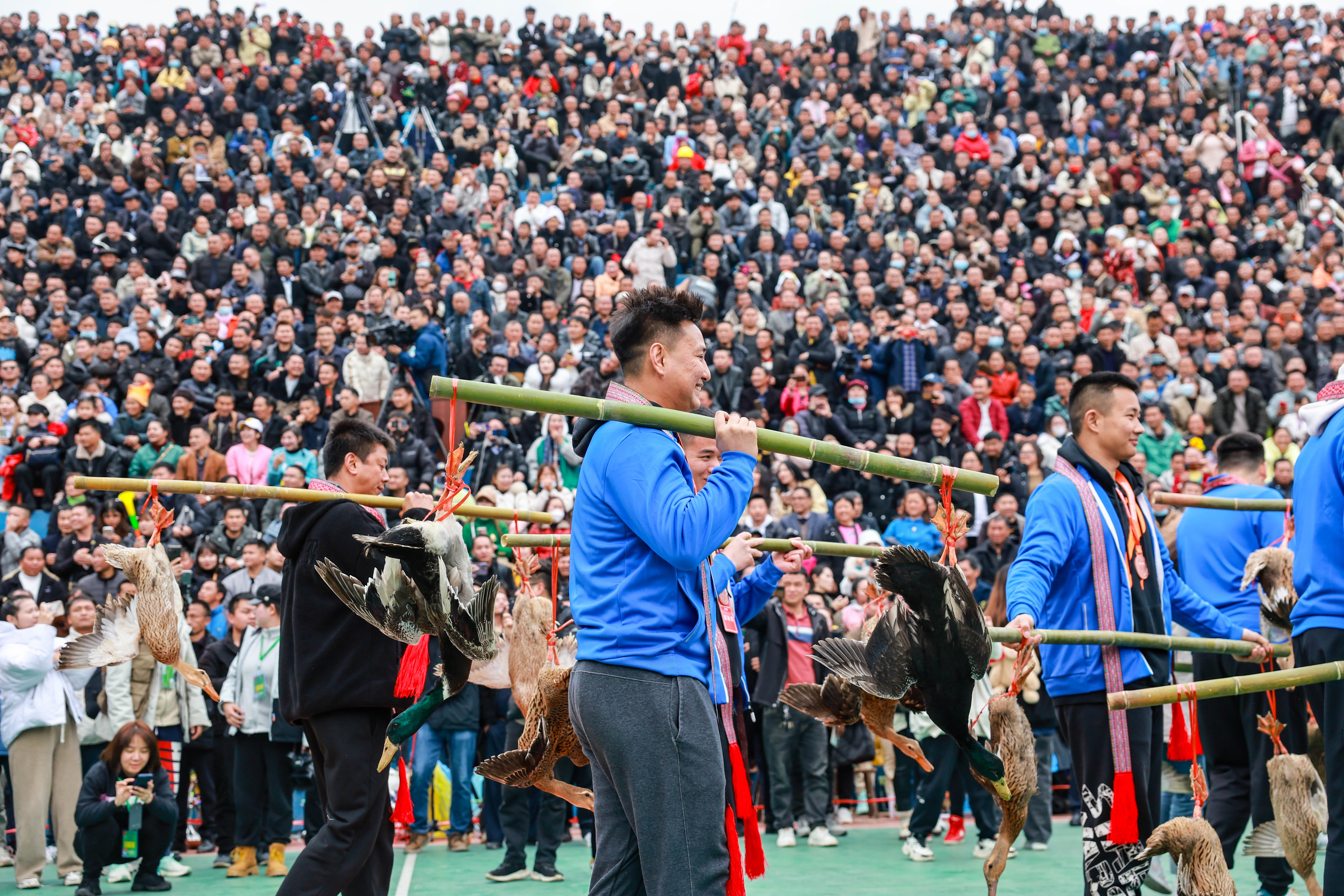3月27日,季军铜仁市代表队在颁奖仪式上领取奖品“三穗麻鸭”。新华社记者 欧东衢 摄