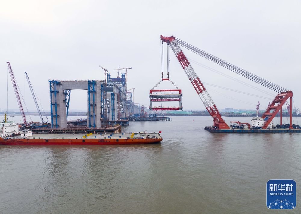3月20日，中交二航局建设者在常泰长江大桥主航道桥泰州侧施工现场进行首节段钢桁梁架设（无人机照片）。新华社发（汤德宏 摄）
