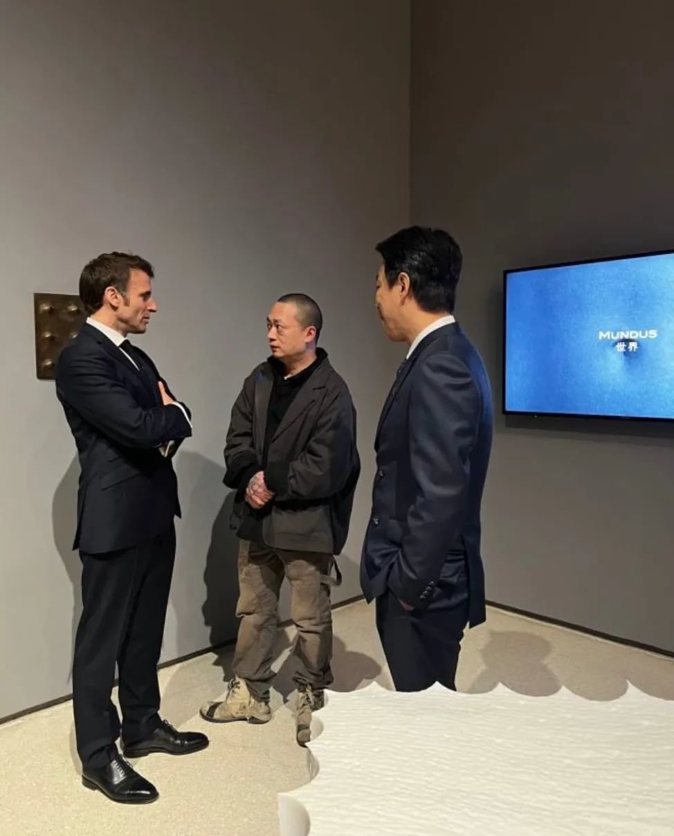 ▲ 在红砖美术馆“趣时“展览现场,马克龙总统、黄渤(右一)与艺术家李怒(中)交流,图源:孙文杰