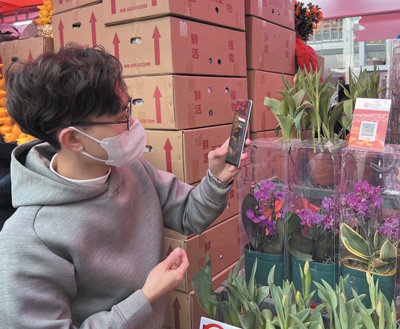 春节期间，工商银行广州分行在西湖花市推出数字人民币消费红包活动。梁浩洋摄