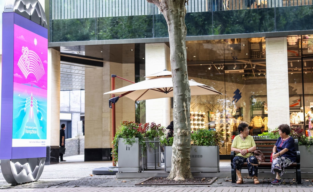 9月20日，市民在亚运会主题标识牌旁的长椅上聊天。 新华社记者颜麟蕴 摄