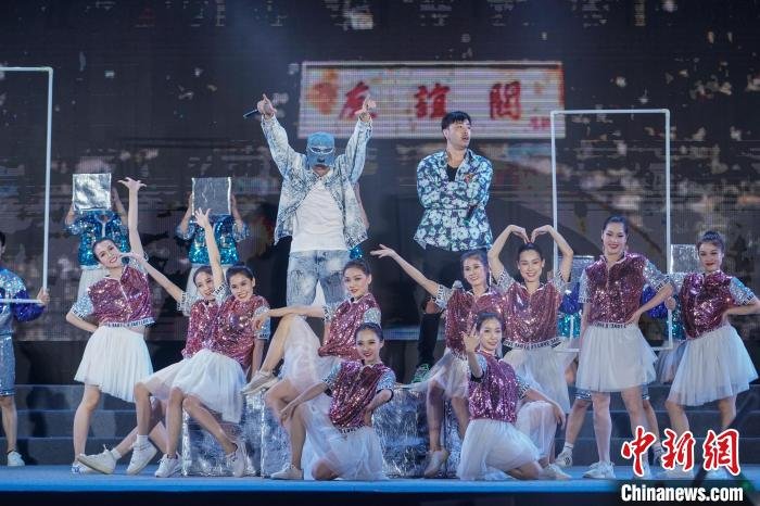 图为无限火力组合带来说唱歌舞《友谊关下》。　陈冠言 摄